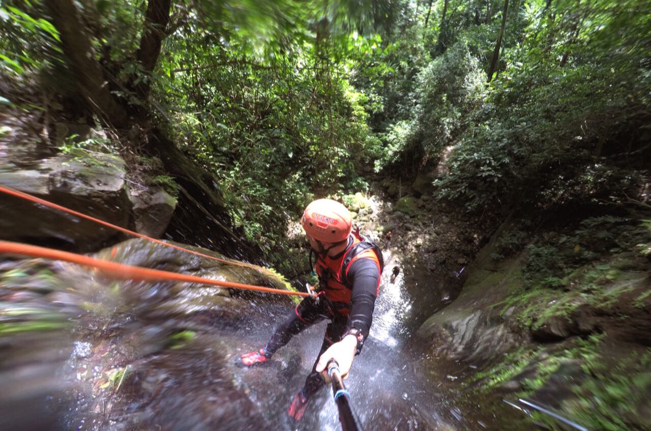 Rappel en cascada del sitio